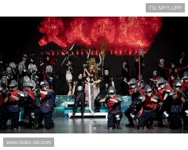 沉浸式体验钢铁壁垒作战服游戏角色高燃硬核真实还原COS魅力展示